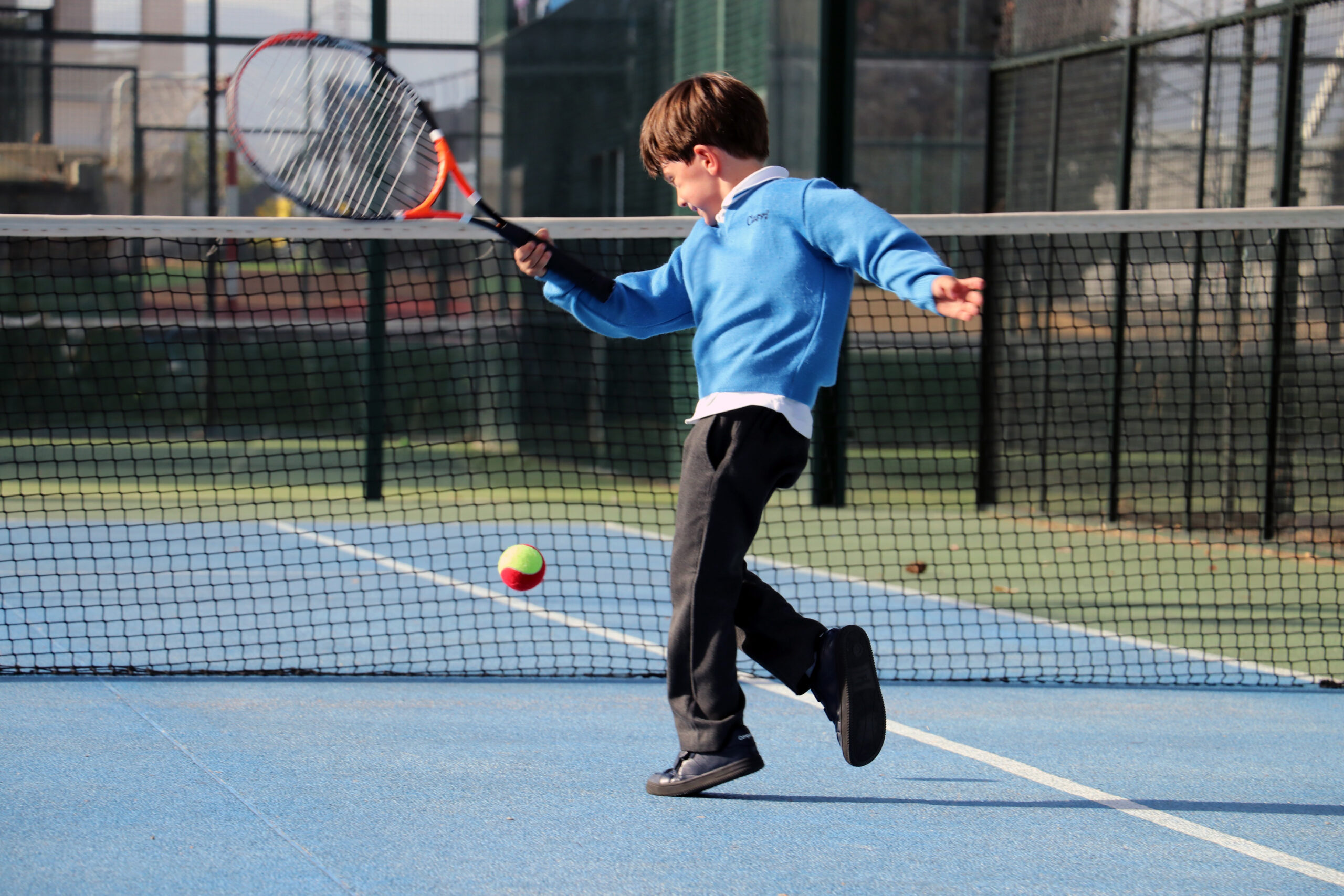 nino_jugando_tenis_casvi