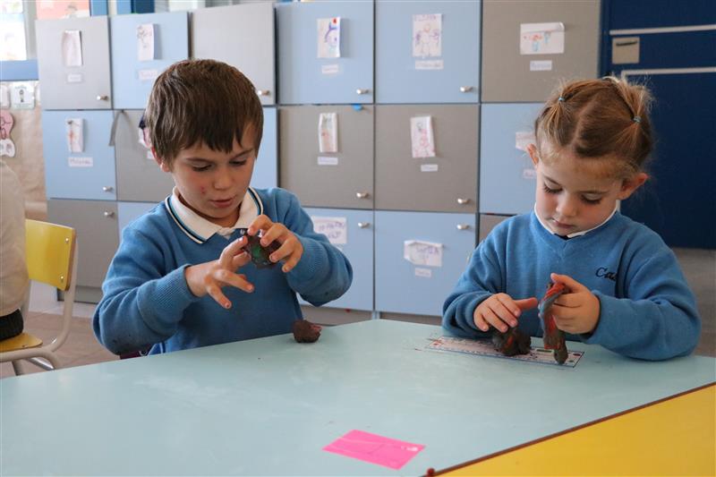Dos alumnos de preescolar en Casvi Tres Cantos
