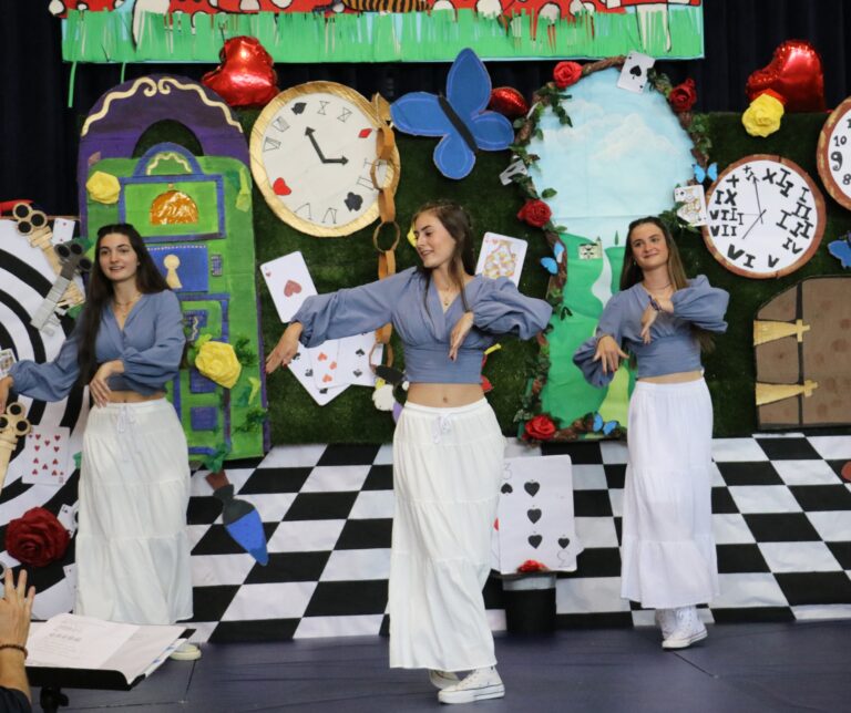 Alumnas bailando como desarrollo del talento en Casvi International American School