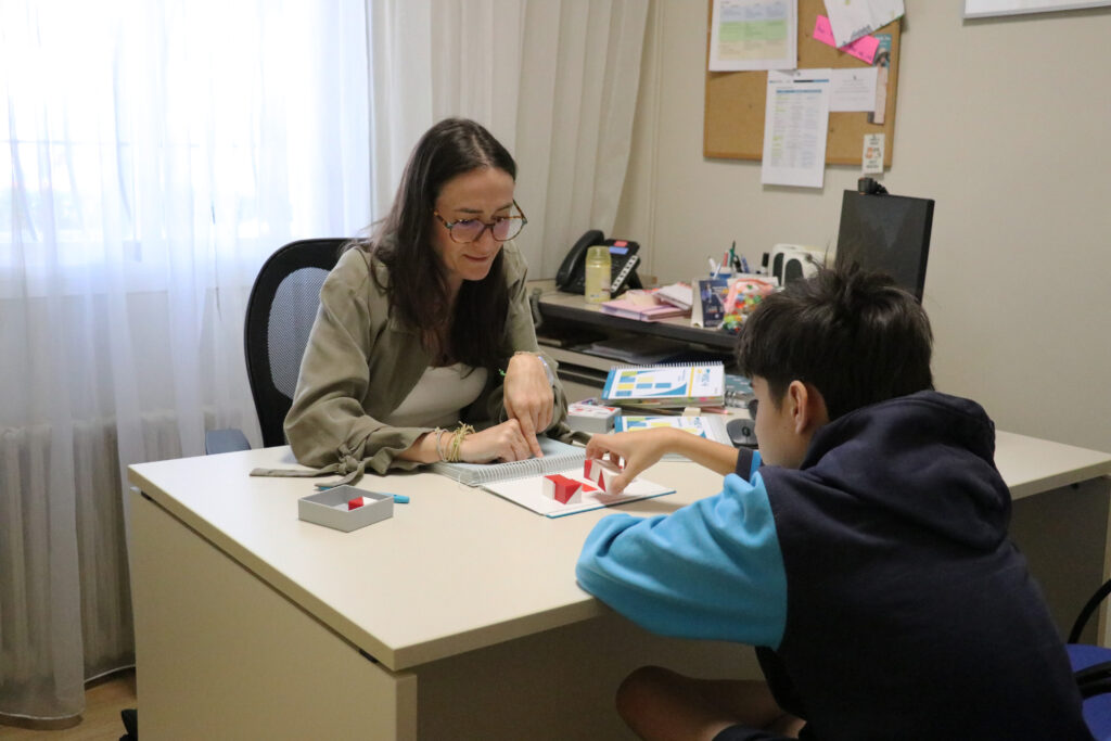 Departamento de Orientación Casvi Tres Cantos. Psicóloga con dos alumnas