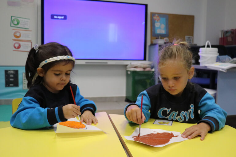Alumnas de Casvi Tres Cantos trabajando la creatividad infantil
