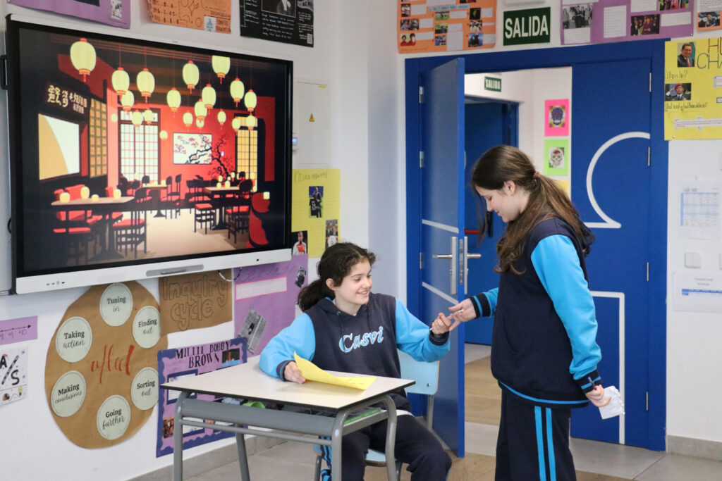 Alumnas de Casvi International American School aprendiendo chino