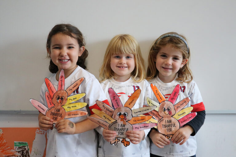 Alumnas de Casvi International American School celebrando Thanksgiving