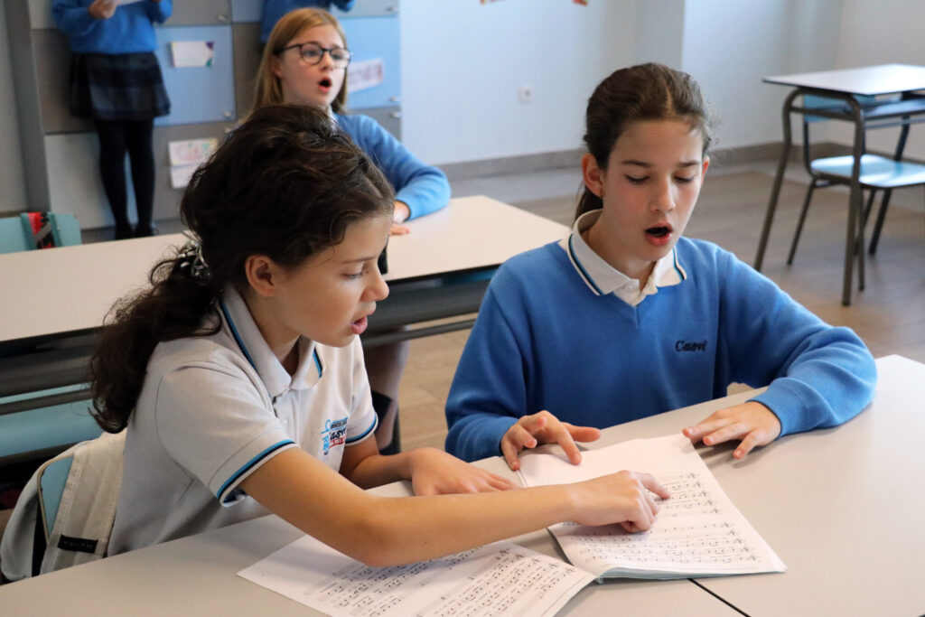 Alumnas de Casvi International American School cantando.