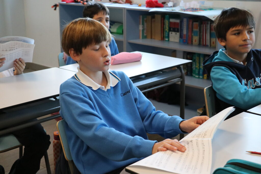 Alumnos de Casvi International American School cantando.