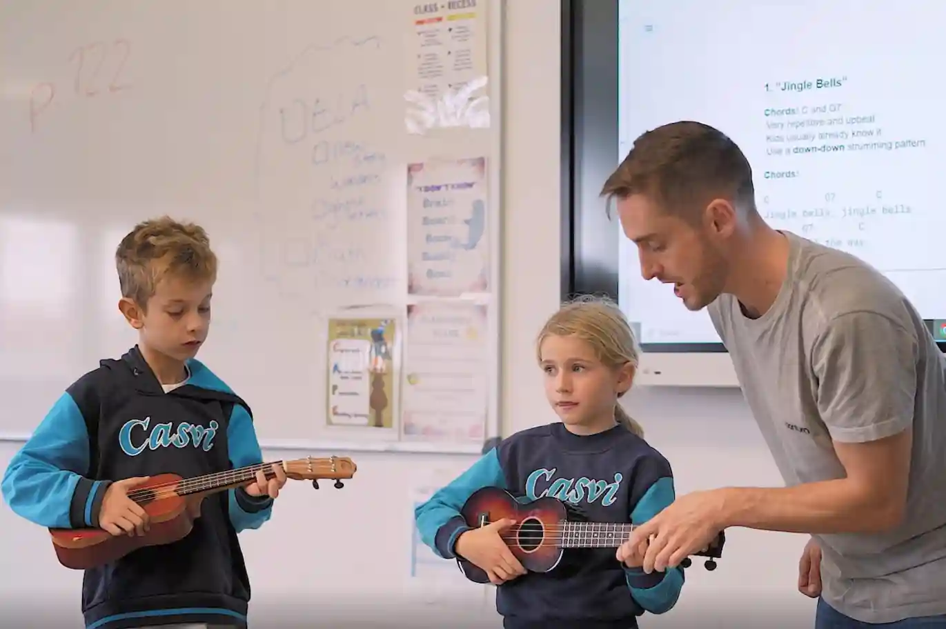 Profesor de Casvi International American School enseñando a alumnos tocar el ukelele.