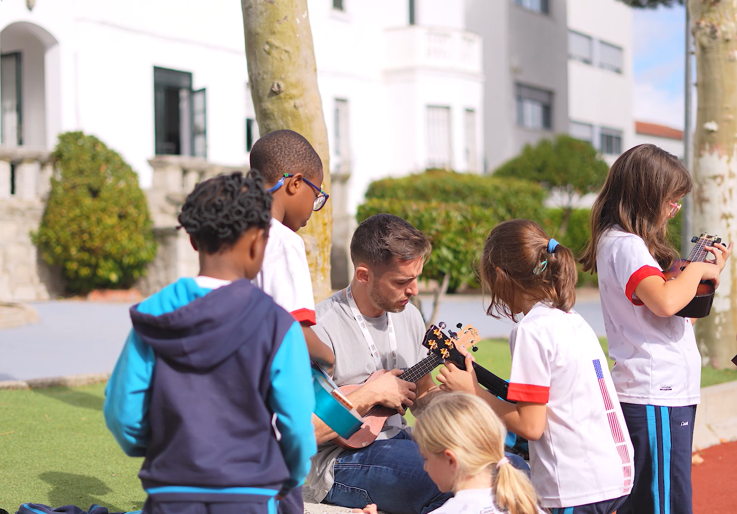 Alumnos de Casvi International American School aprendiendo un instrumento musical