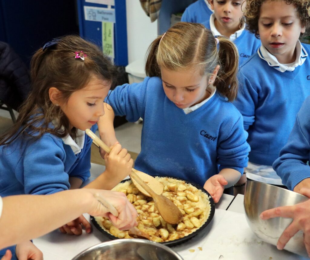 Alumnas de Casvi International American School celebrando Acción de Gracias