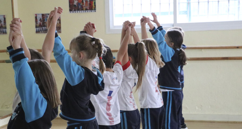 Alumnos de Casvi International American School haciendo danza.