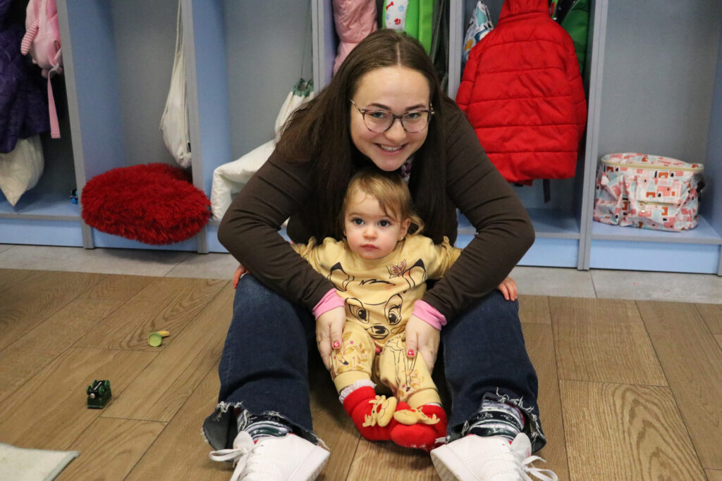 Alumna y profesora de Casvi International American School durante la Spirit Week