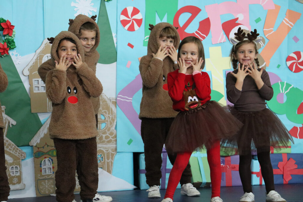 Alumnos de Casvi International American School durante el festival de Navidad