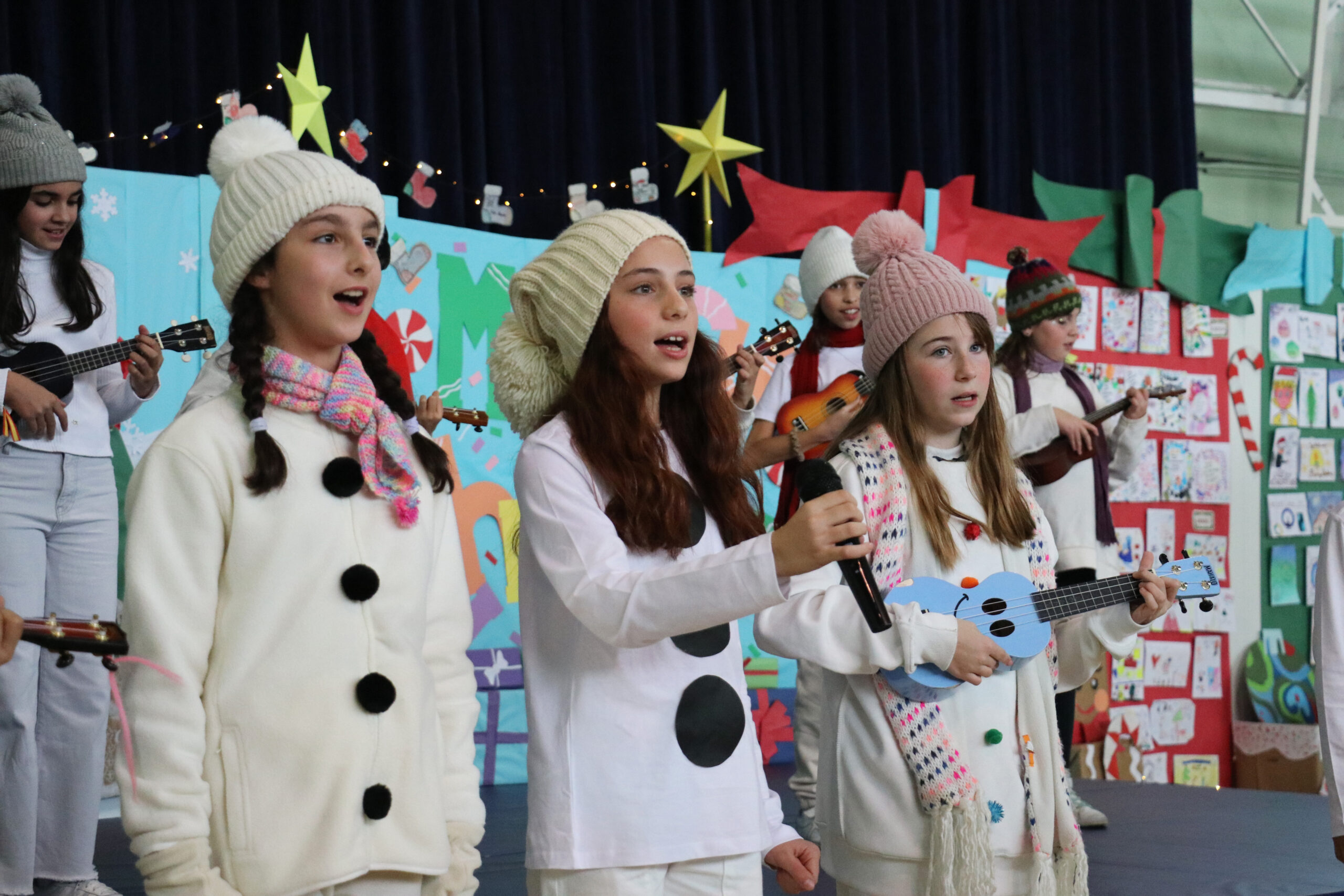 Alumnas de Casvi International American School durante el festival de Navidad