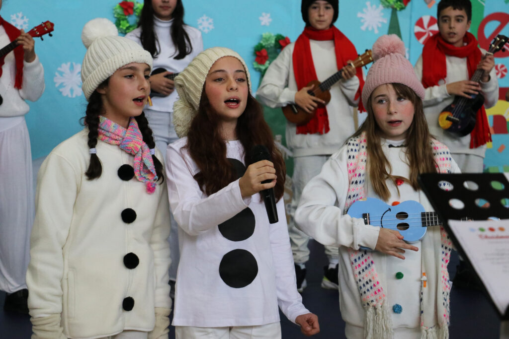 Alumnas en el festival de Navidad de Casvi International American School
