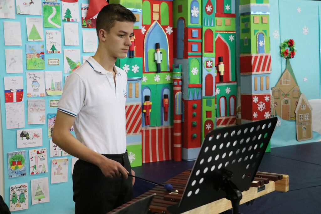 Alumno en el festival de Navidad de Casvi International American School