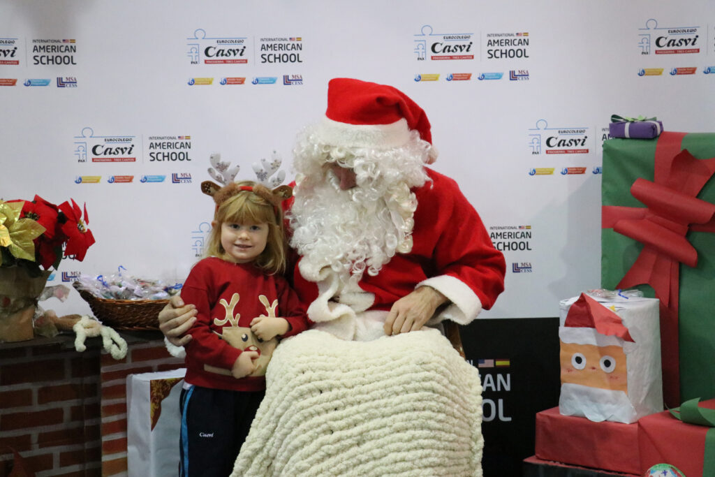 Alumna durante la visita de Papá Noel en Casvi International American School
