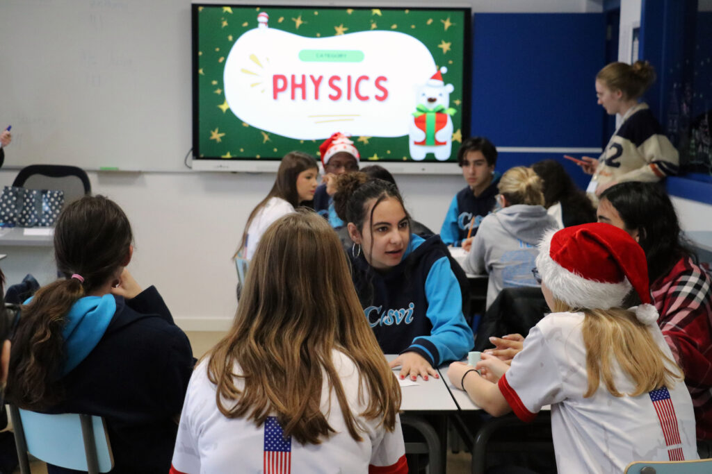 Alumnos de Casvi International American School jugando al Trivial