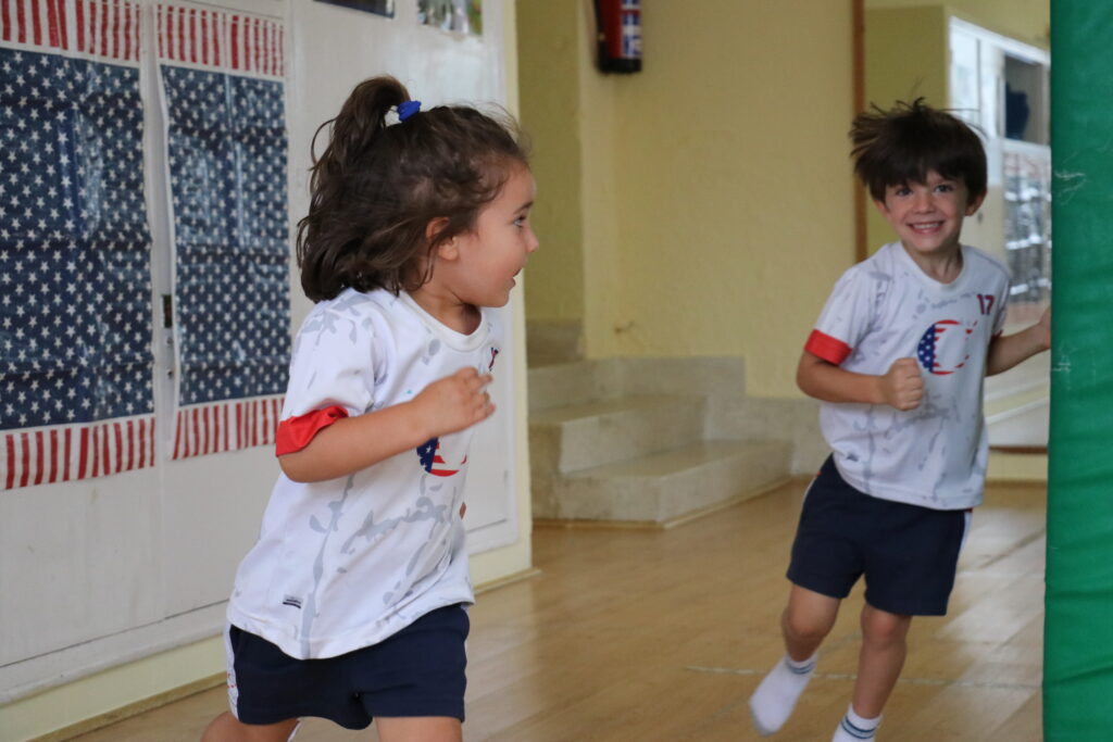 Alumnos de Casvi International American School bailando.