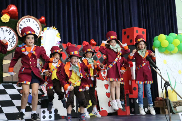 Alumnos de Casvi International American School saltando.