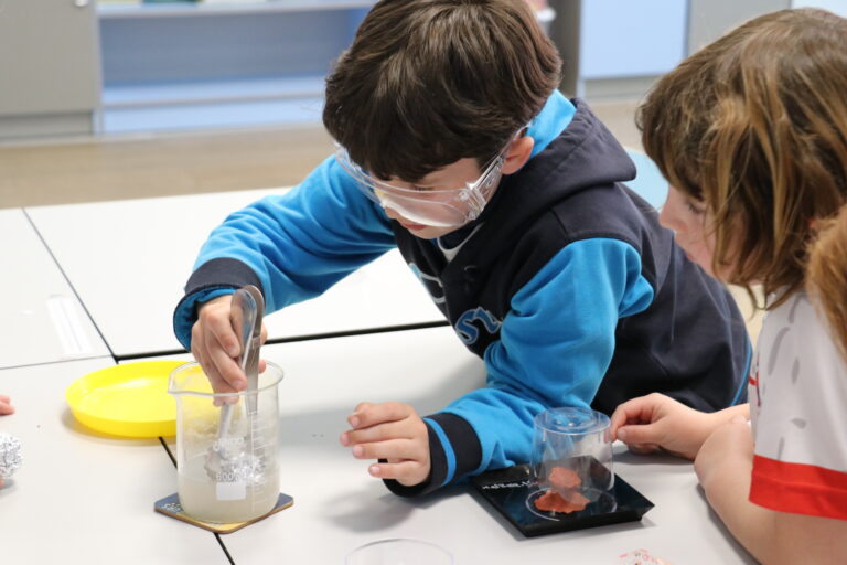 Alumnos de Casvi International American School en una clase de ciencias