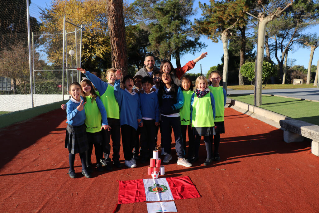 alumnos de Casvi International American School haciendo una actividad en Intercultural Week