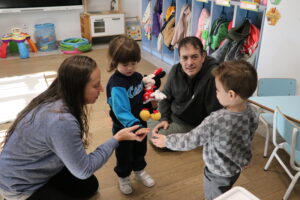 Padres de Casvi International American School participando en una actividad de Intercultural Week.