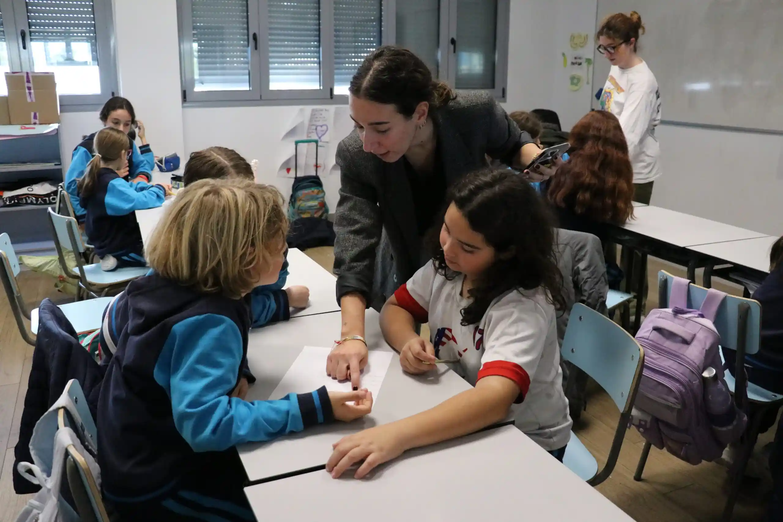 Departamento de orientación haciendo una actividad con los alumnos en Casvi International School