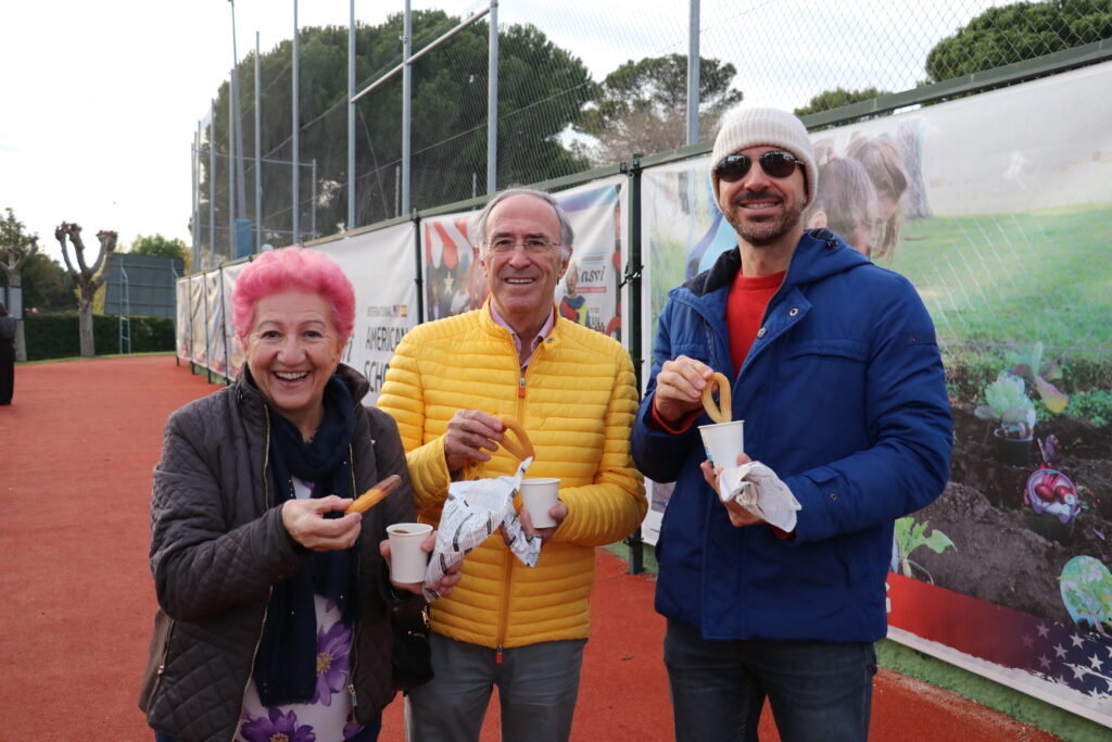 Familia de Casvi International American School participando en una actividad navideña.