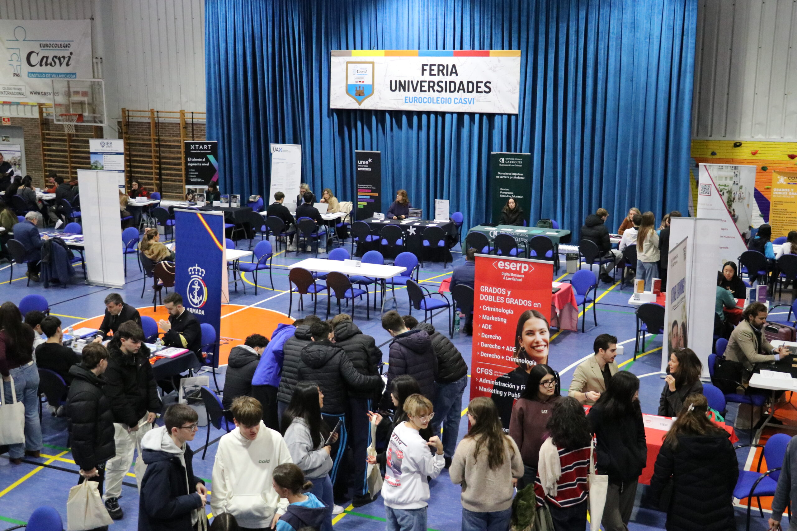 Alumnos de Casvi International American School en la Feria de Universidades.