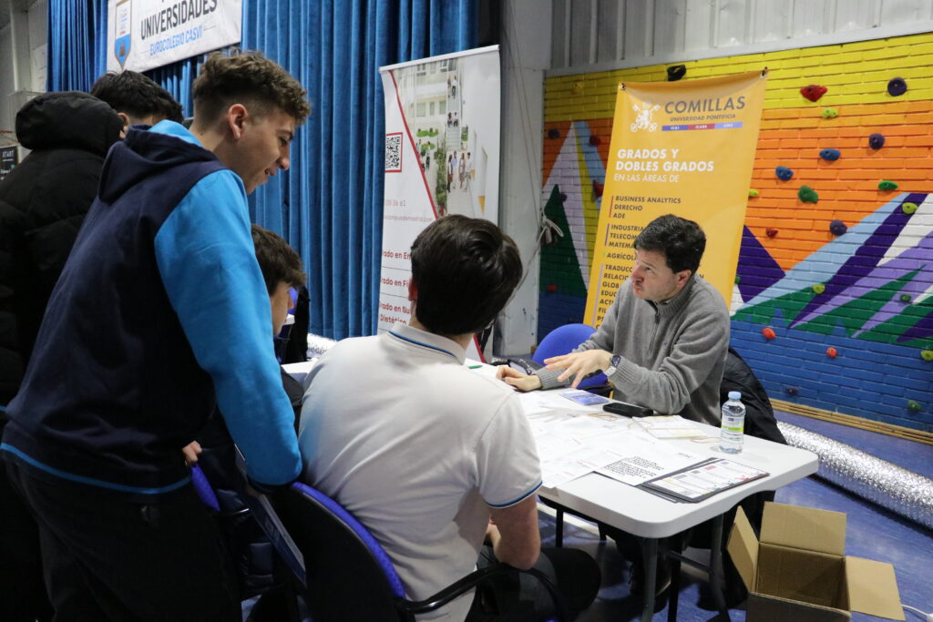 Alumnas de Casvi International American School en la Feria de Universidades.