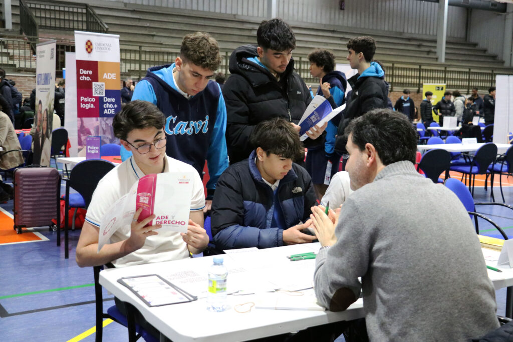 Alumnas de Casvi International American School en la Feria de Universidades.