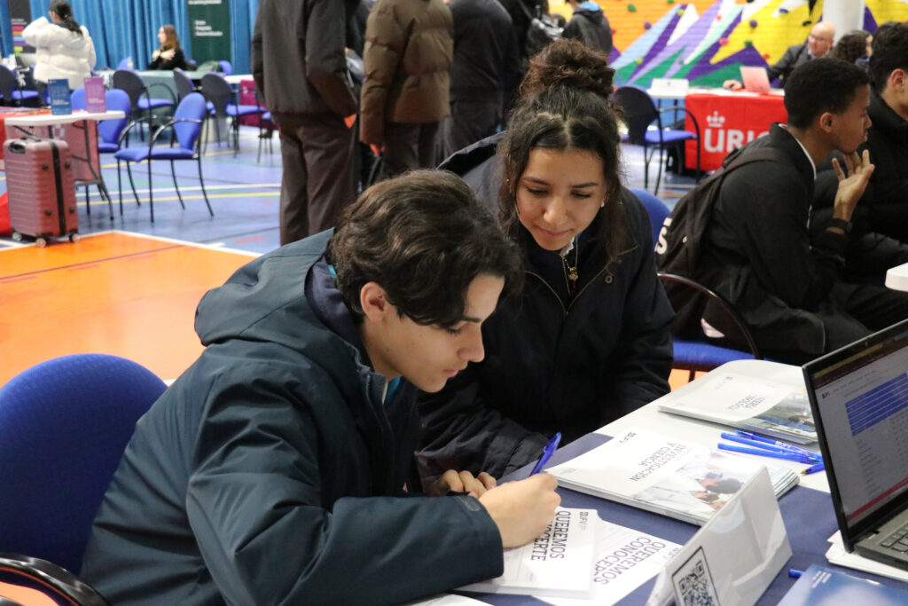 Alumnos de Casvi International American School en la Feria de Universidades.