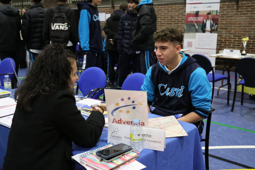 Alumno de Casvi International American School en la Feria de Universidades.