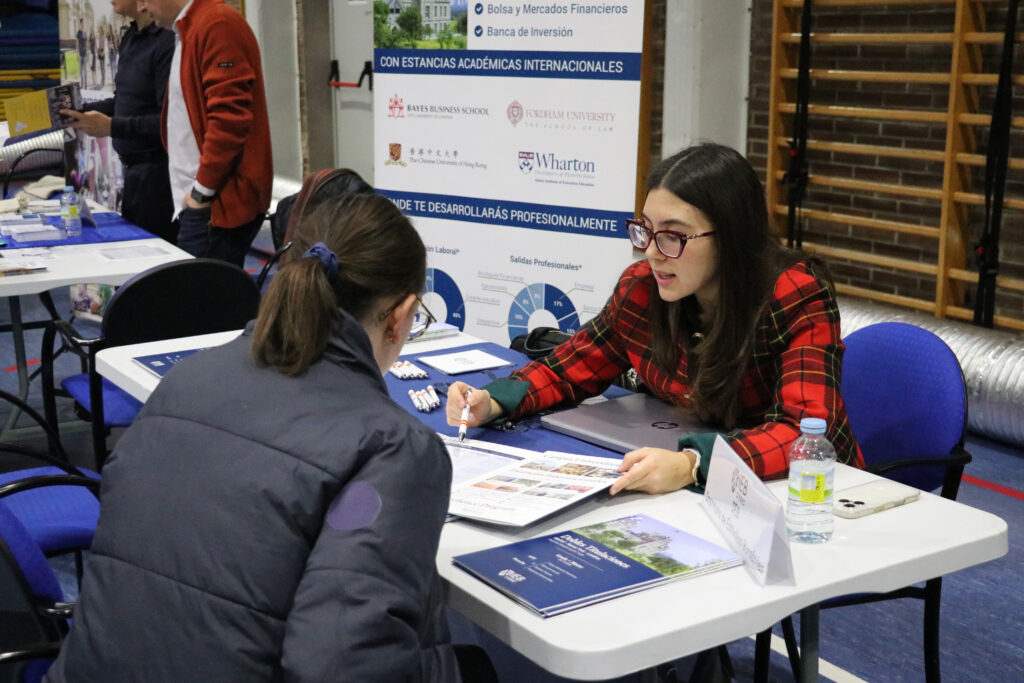 Alumna de Casvi International American School en la Feria de Universidades.