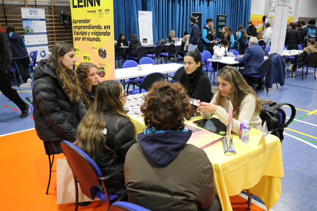 Alumnos de Casvi International American School en la Feria de Universidades.