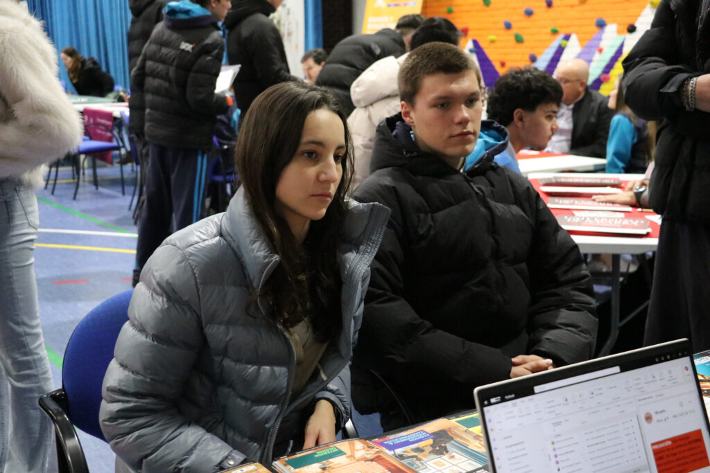Alumnos de Casvi International American School en la Feria de Universidades.