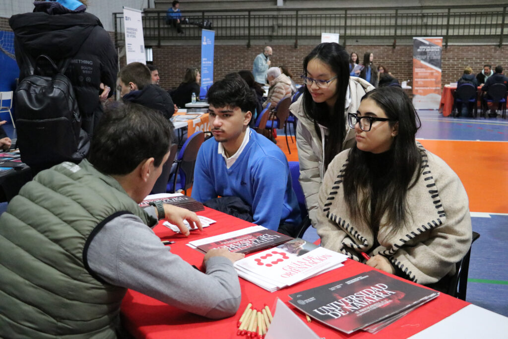 Alumnos de Casvi International American School en la Feria de Universidades.