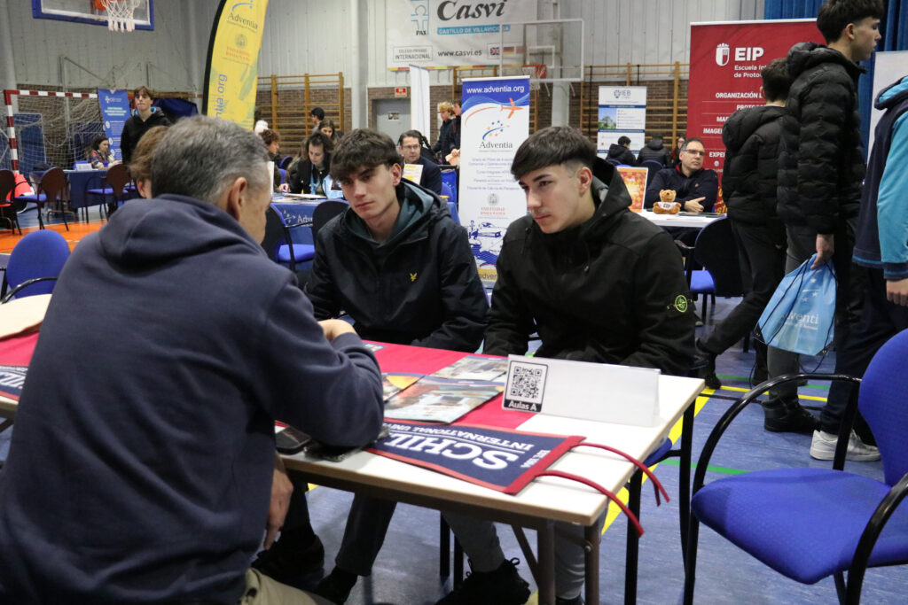 Alumnos de Casvi International American School en la Feria de Universidades.