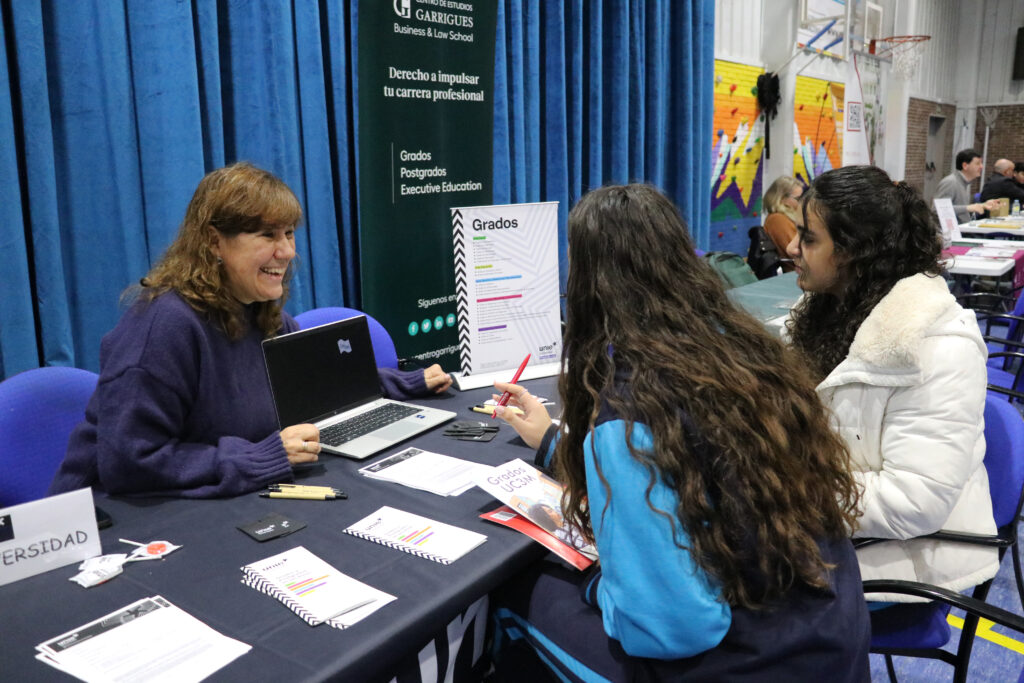 Alumnas de Casvi International American School en la Feria de Universidades.