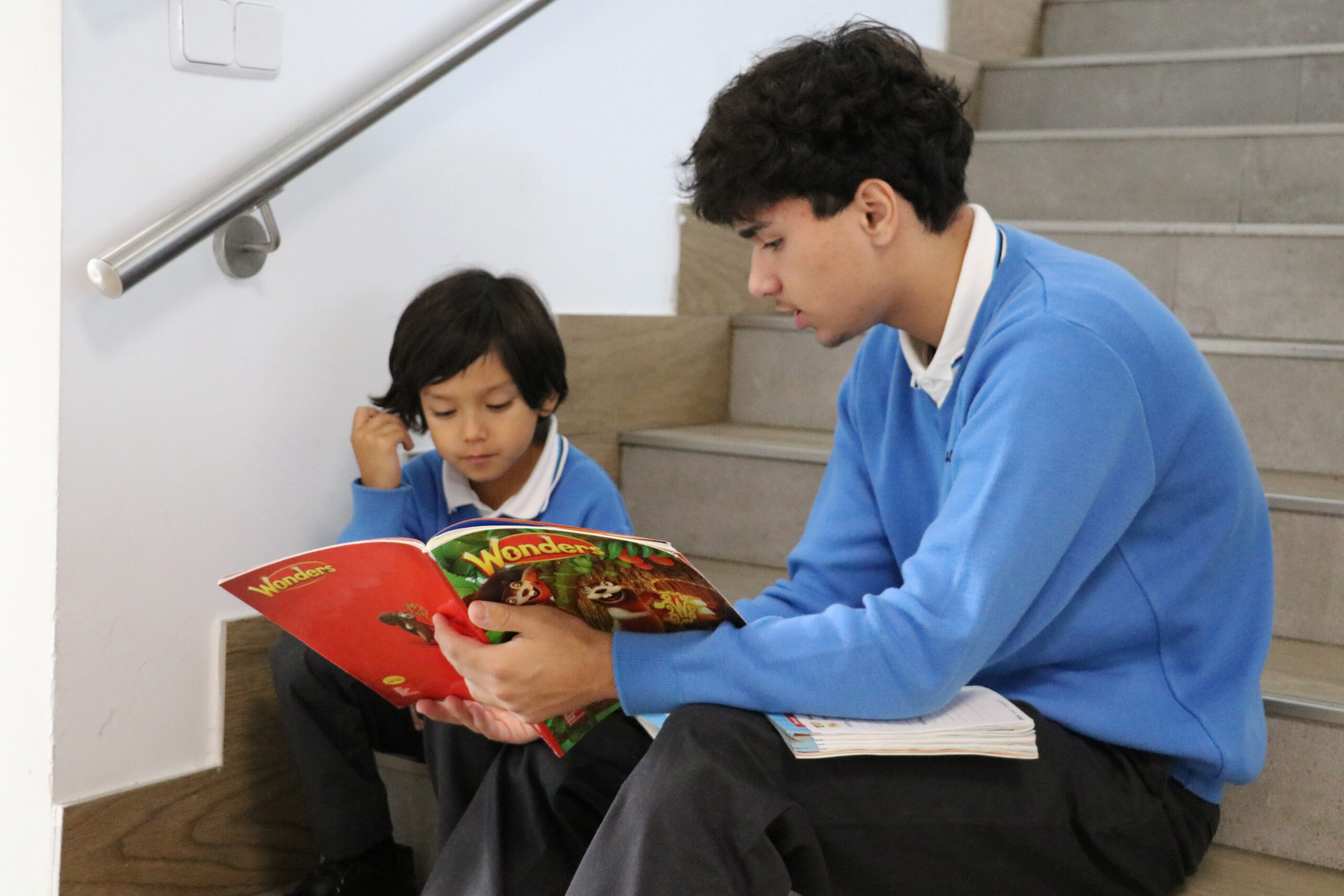 Alumno de CAS ayudando a otro alumno de Casvi International American School