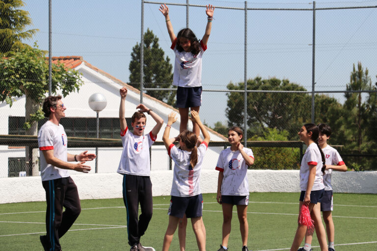 Alumnos de Casvi International American School haciendo deporte.