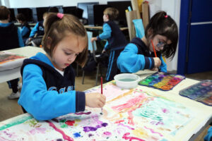 Dos alumnas Casvi pintan con acuarela