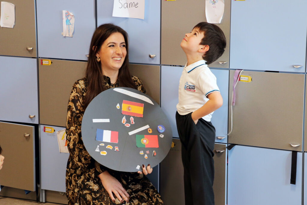 mother-look-son-share-cultures-casvi