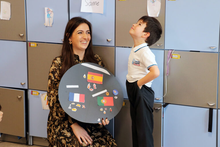 madre-mira-hijo-comparten-culturas-casvi