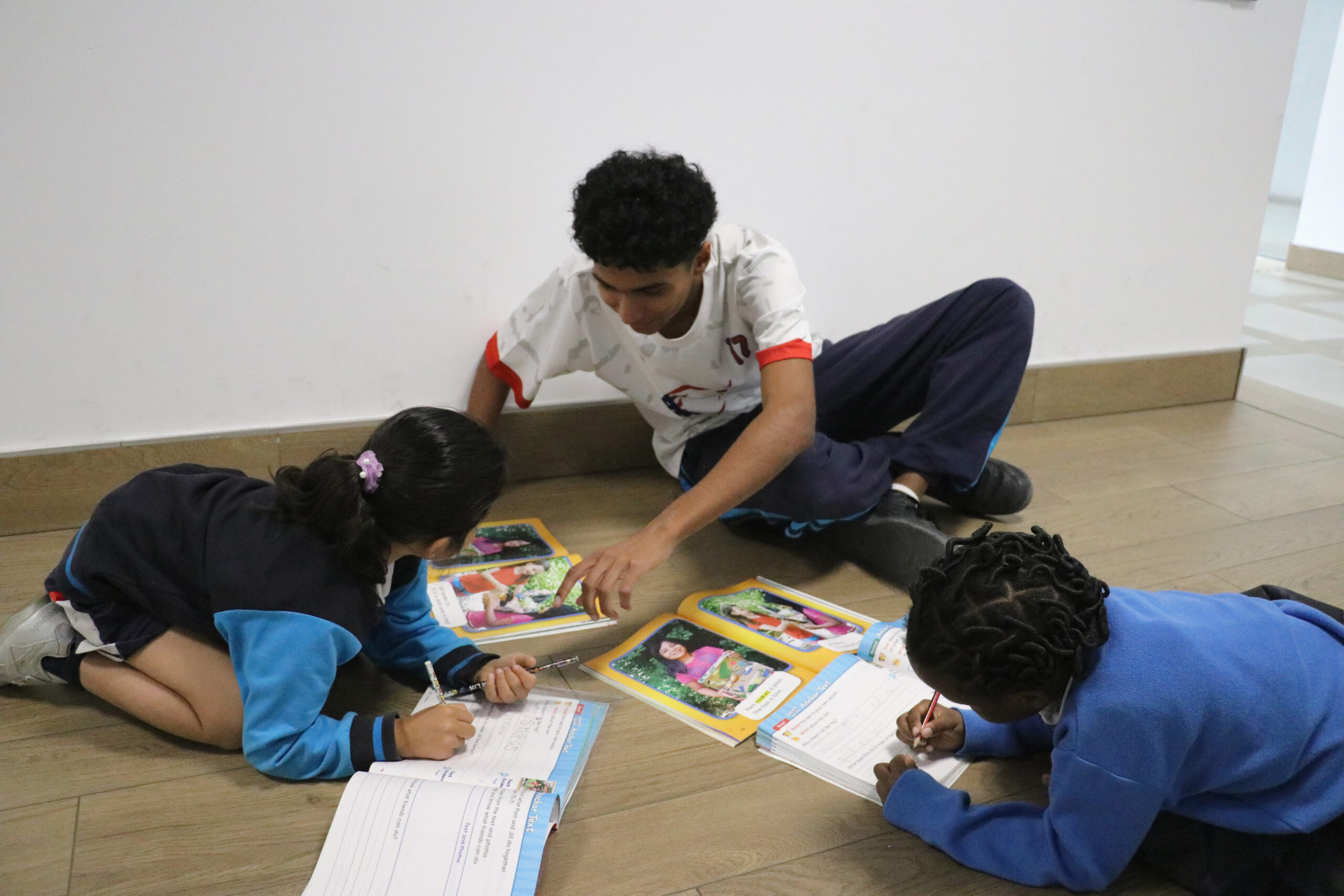 The children learn with the help of their older peers at Casvi