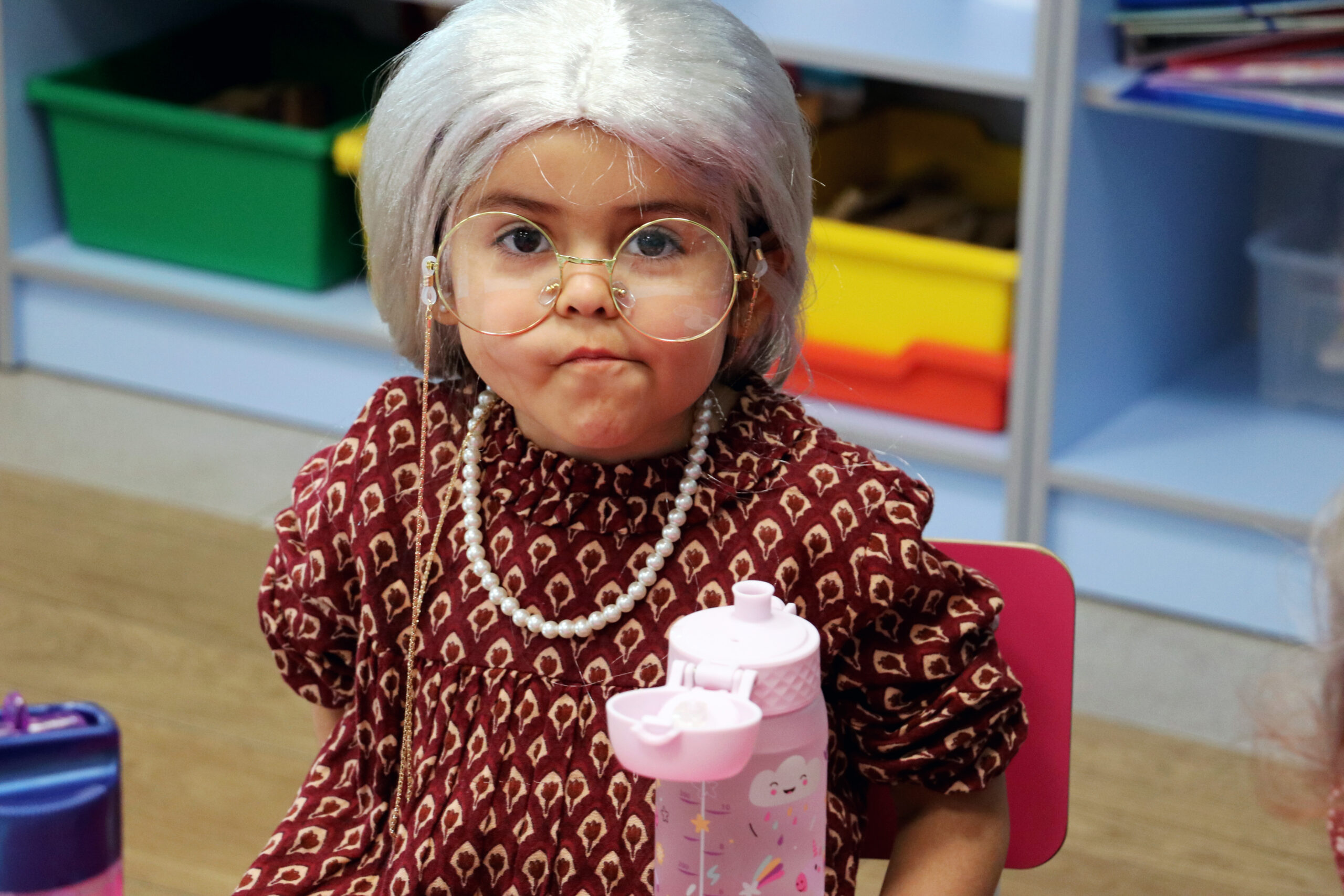 Alumna de Casvi disfrazada de abuela de 100 años_PreK1