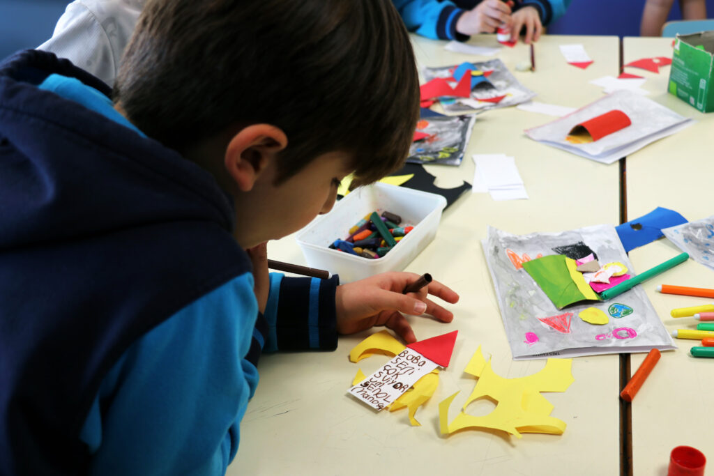 Niño escribiendo mensaje emotivo para el regalo del Día del Padre