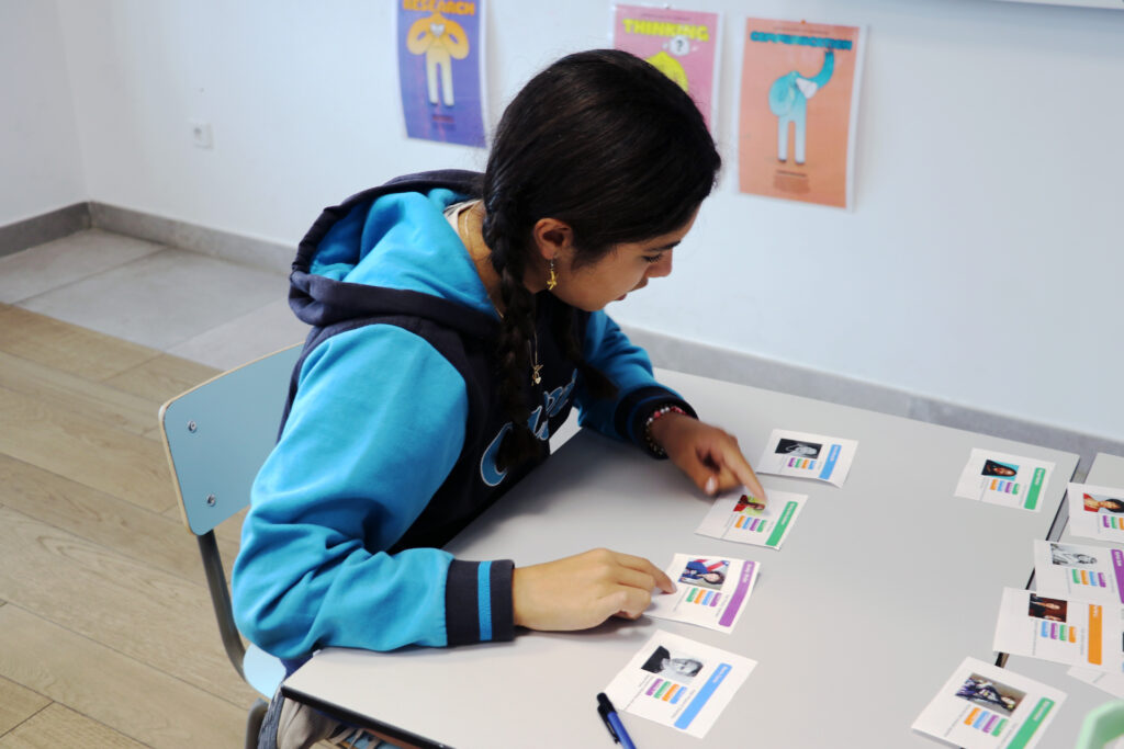 Casvi_una alumna observa fichas de mujeres cientificas