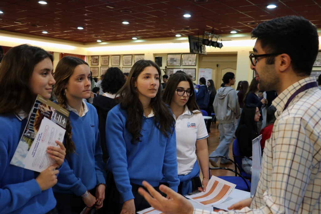 girls-listening-talk-about-international-universities-Casvi