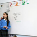 alumna_casvi_ensena_leer_escribir_coreano