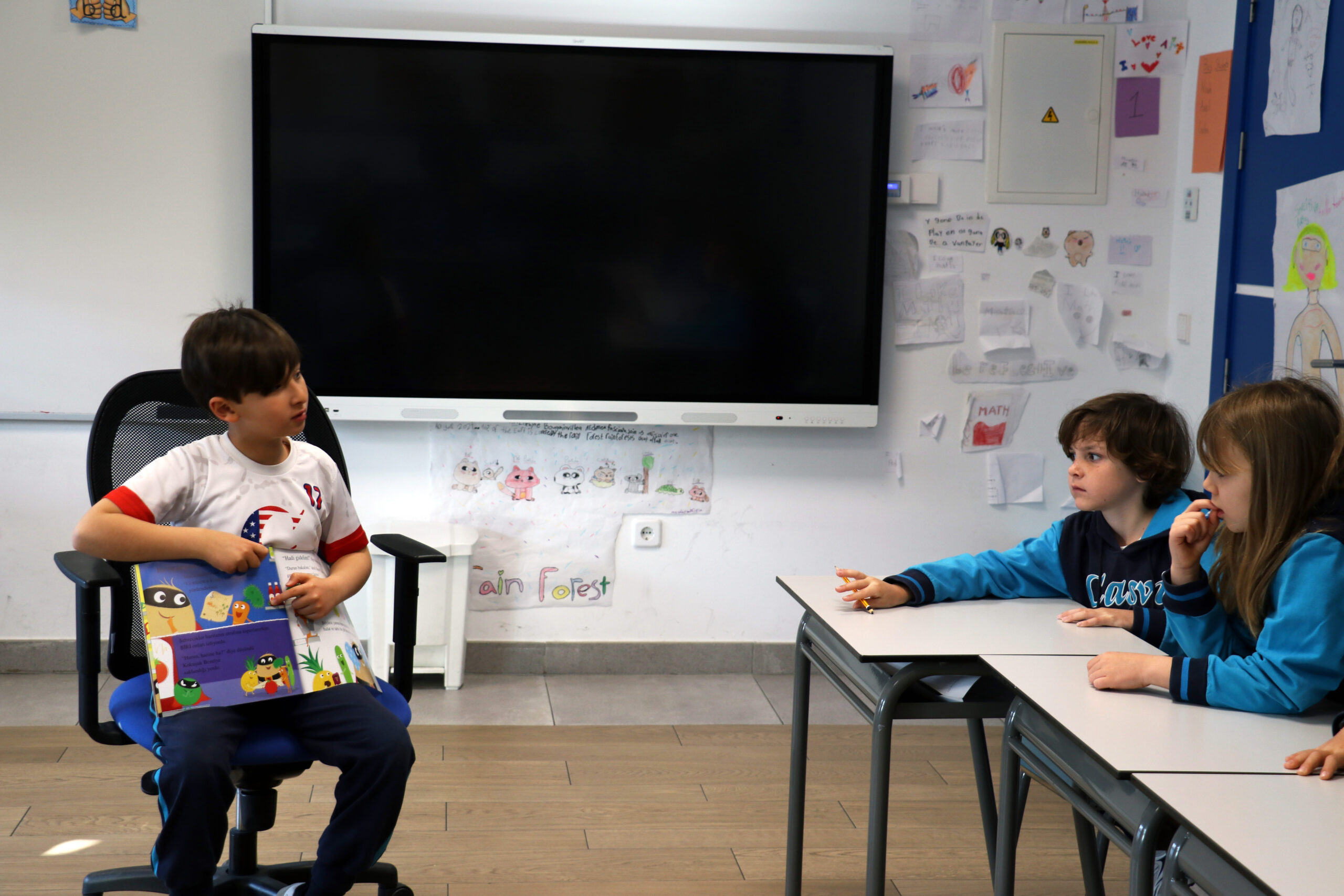 casvi_alumno_multicultural_leyendo_libro_turco